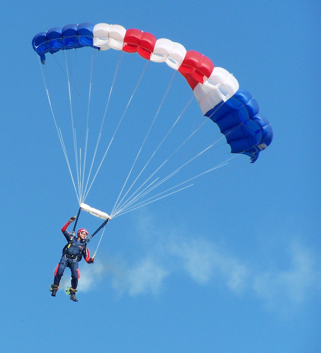 parachute-display-1314885-639x703